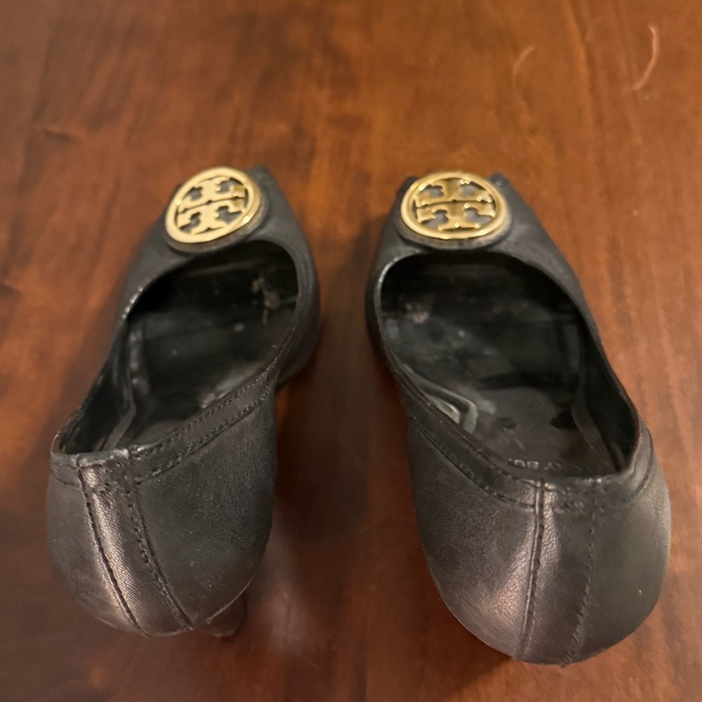 Tory Burch Black Leather Peep-Toe Pumps with Gold Logo Medallion - Picture 2 of 3